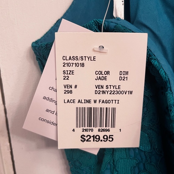 All-over lace illusion plunge gown - Picture 6 of 8